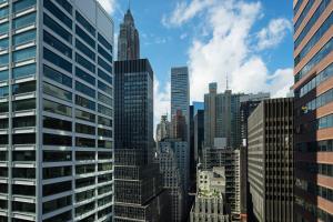 vista su uno skyline della città con edifici alti di AC Hotel by Marriott New York Downtown a New York