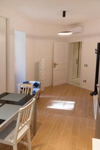 - un salon avec une table et un canapé dans l'établissement Flaminio New Apartment, à Rome