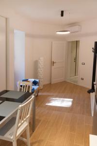 una sala de estar con una mesa y un sofá en Flaminio New Apartment, en Roma 2 fotos más