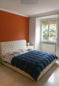 - une chambre avec un grand lit et une couverture bleue dans l'établissement Flaminio New Apartment, à Rome