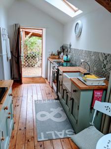 Kuchyň nebo kuchyňský kout v ubytování L'Amelia Les Trois Petites Maisons