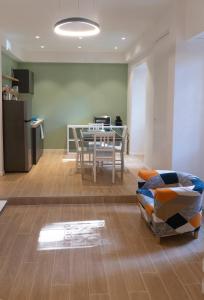 Il comprend un salon avec une table et une cuisine. dans l'établissement Flaminio New Apartment, à Rome