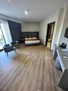 ein Hotelzimmer mit einem Bett und einem Schreibtisch in der Unterkunft SiDE GOLDEN ROCK HOTEL&SPA in Side