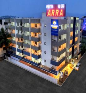 ein Apartmenthaus mit einem Schild darüber in der Unterkunft Arra Suites kempegowda Airport Hotel in Devanhalli