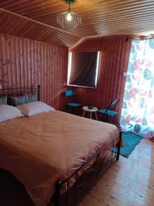 Postel nebo postele na pokoji v ubytování Laki's House Οροφοδιαμέρισμα με σοφίτα