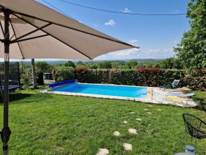 Bazén v ubytovaní Gîte Le Saint Benoît alebo v jeho blízkosti
