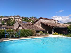 Bazén v ubytovaní Au cœur de Bruniquel - Magnifique villa en pierres pour 7 personnes - Piscine privée - Poêle - Vue imprenable sur le village - Jardin - Garage alebo v jeho blízkosti