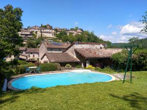 Bazén v ubytovaní Au cœur de Bruniquel - Magnifique villa en pierres pour 7 personnes - Piscine privée - Poêle - Vue imprenable sur le village - Jardin - Garage alebo v jeho blízkosti