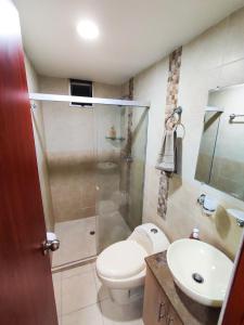 a bathroom with a shower and a toilet and a sink at Apartamento en Laureles con Excelente Ubicación in Medellín