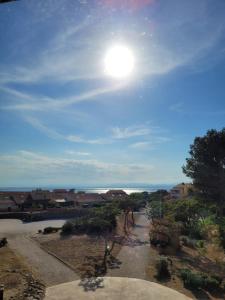 - une vue sur l'océan depuis le balcon d'une maison dans l'établissement T3 vue superbe à 5 mns de la plage avec wifi parking gratuit, au Barcarès