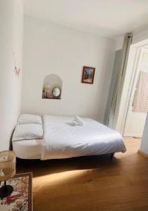 een slaapkamer met een bed in de hoek van een kamer bij Le jardin du roucas in Marseille
