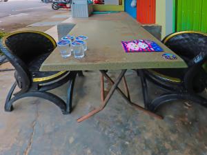 stół z trzema kieliszkami. w obiekcie SPOT ON 92538 Joyoakis Homestay Syariah w mieście Nagoja