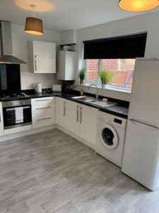 Kuhinja ili čajna kuhinja u objektu Contractor Stays by Furnished Accommodation Manchester - Free Parking