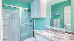 Un baño con ducha, inodoro y lavabo. en The Salty Aloha, en Rockport