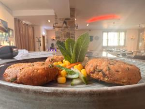 um prato de comida com muffins e legumes em Oakham Hotel em Oakham