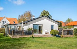 uma casa com um grande deque e uma casa em Cozy Home In Rrvig With House Sea View em Rørvig