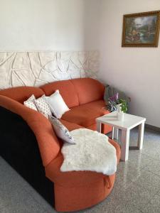 ein Wohnzimmer mit einem Sofa und einem Tisch in der Unterkunft Apartment Silva in Vodice