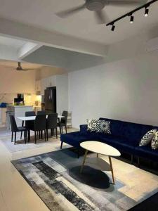 Posezení v ubytování NEW! Naiz Crib 4 Bedroom at Kepayang Heights