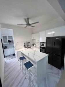 Köök või kööginurk majutusasutuses NEW! Naiz Crib 4 Bedroom at Kepayang Heights