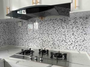 Köök või kööginurk majutusasutuses NEW! Naiz Crib 4 Bedroom at Kepayang Heights