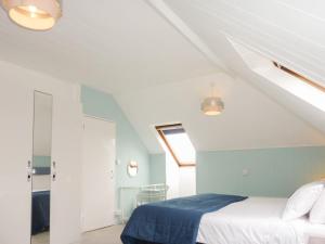 a bedroom with a bed with a blue blanket at Bosun Retreat in Burton
