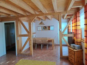 una sala da pranzo con soffitto in legno e tavolo di HM - Ferienhaus 3 Deluxe Krombachtalsperre Westerwald exklusive verbrauchte NK a Driedorf Altre 13 foto