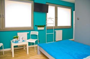 グダニスクにあるHostel Filip 2のベッドルーム1室(ベッド1台、テーブル、椅子付)