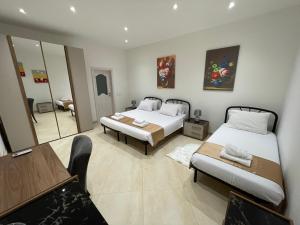 Un pat sau paturi într-o cameră la Alina Boutique Living +30 fotografii