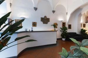 um lobby da igreja com uma cruz na parede em Hotel Unicorno em Florença