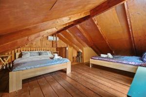 1 dormitorio con 2 camas en un ático en Blerick Country Retreat en Neerim South