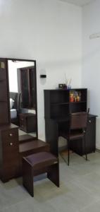 uma sala de estar com um espelho e um piano em Sweet Pea Hostel em Balapitiya