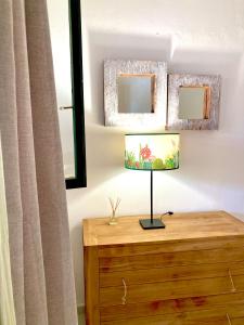 una lámpara encima de un tocador en un dormitorio en Casa ulivo Agave Favignana At My Place en Favignana