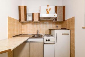 Kuchyňa alebo kuchynka v ubytovaní Apartments with a parking space Premantura, Medulin - 2228 + 22 fotografií