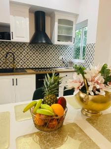 uma cozinha com uma tigela de fruta no balcão em Marin Beach Apartment Malvarrosa em Valência