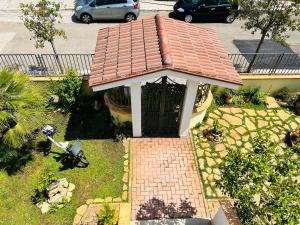 a small gazebo with a roof in a yard at Villa Teresa in Ginosa Marina