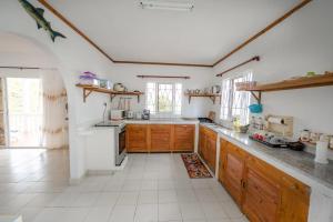 Kuchyň nebo kuchyňský kout v ubytování Maison Du Soleil Self Catering