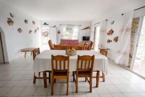 TV a/nebo společenská místnost v ubytování Maison Du Soleil Self Catering