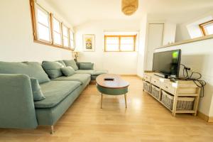 uma sala de estar com um sofá e uma televisão em Hyper centre - duplex 73m2 au dernier étage em Le Touquet-Paris-Plage