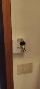 een bos sleutels hangend aan een doos aan een muur bij Palazzo Altavilla Deluxe in Parma
