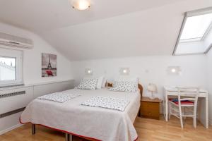 Postel nebo postele na pokoji v ubytování Apartments with a parking space Rovinj - 2288