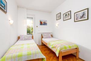 Postel nebo postele na pokoji v ubytování Apartments with a parking space Rovinj - 2288