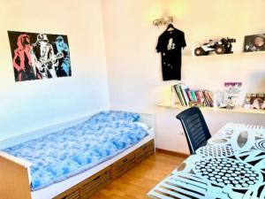 een slaapkamer met een bed en een bureau met een stoel bij Townhouse, private pool garden and sea views in Torremolinos
