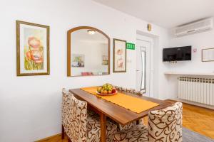 TV a/nebo společenská místnost v ubytování Apartments with a parking space Rovinj - 2288