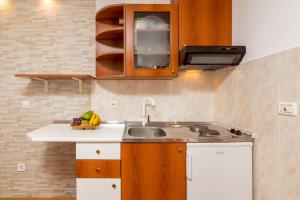 Kuchyň nebo kuchyňský kout v ubytování Apartments with a parking space Rovinj - 2288