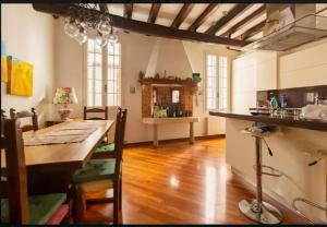 eine Küche und ein Esszimmer mit einem Tisch und Stühlen in der Unterkunft Cà del paradiso in Venedig