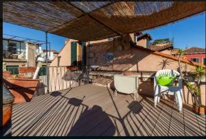 a balcony with a table and chairs on a roof at Cà del paradiso in Venice