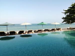 Der Swimmingpool an oder in der Nähe von Khanom Golden Beach Hotel