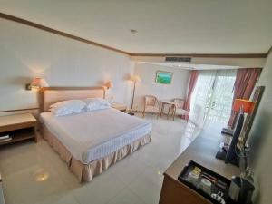 Ein Bett oder Betten in einem Zimmer der Unterkunft Khanom Golden Beach Hotel