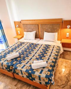 um quarto com uma cama com duas toalhas em HOTEL ARANT em Mastichari