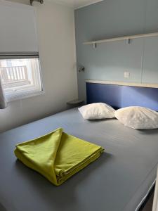 Llit o llits en una habitació de Mobil home vue mer camping Tohapi